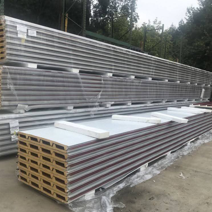 Painel sanduíche metálico